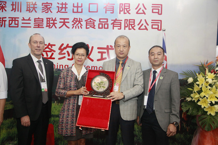 张乙坤会长向总领事、参赞增送纪念品