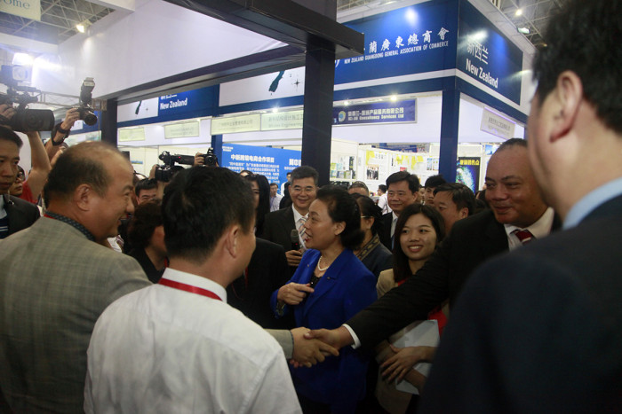招玉芳等参观新西兰潮属总会展位